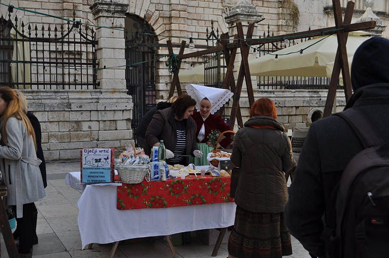 Pažani u Zadru - Humanitarna prodaja delicija i koncert klapa